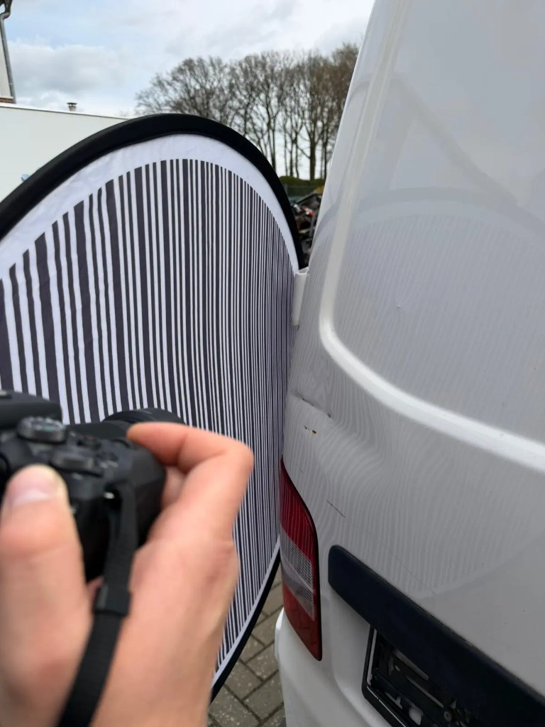 Dellensegel: „Unsichtbare Dellen nach Unfall finden – So dokumentieren wir richtig“