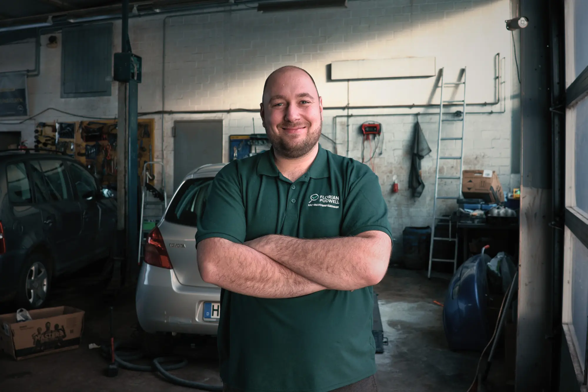 KFZ-Sachverständiger: Gutachter vor Ort am Fahrzeug