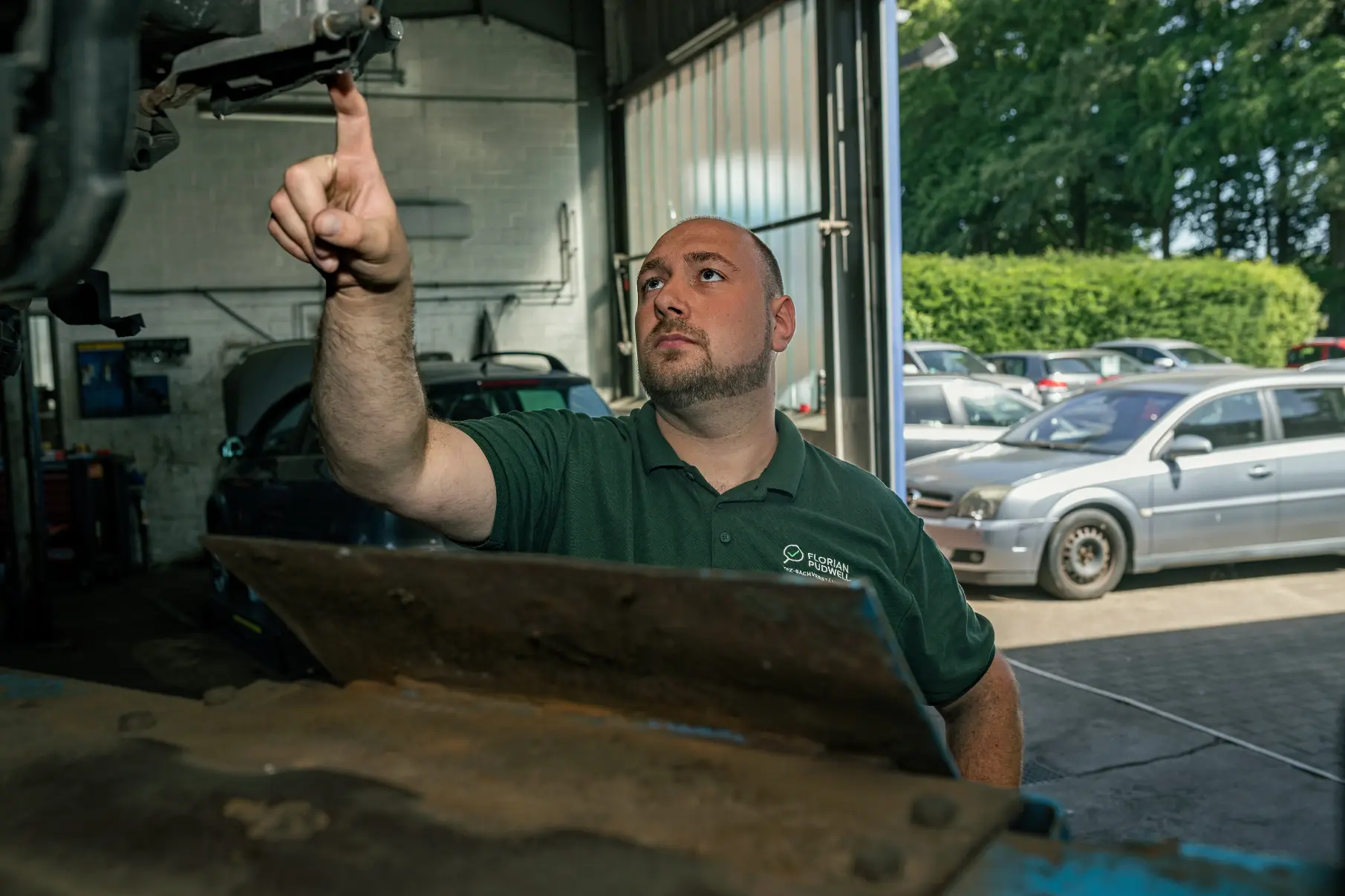 Fahrzeug auf der Hebebühne: der KFZ-Gutachter Buxtehude begutachtet den Unterboden