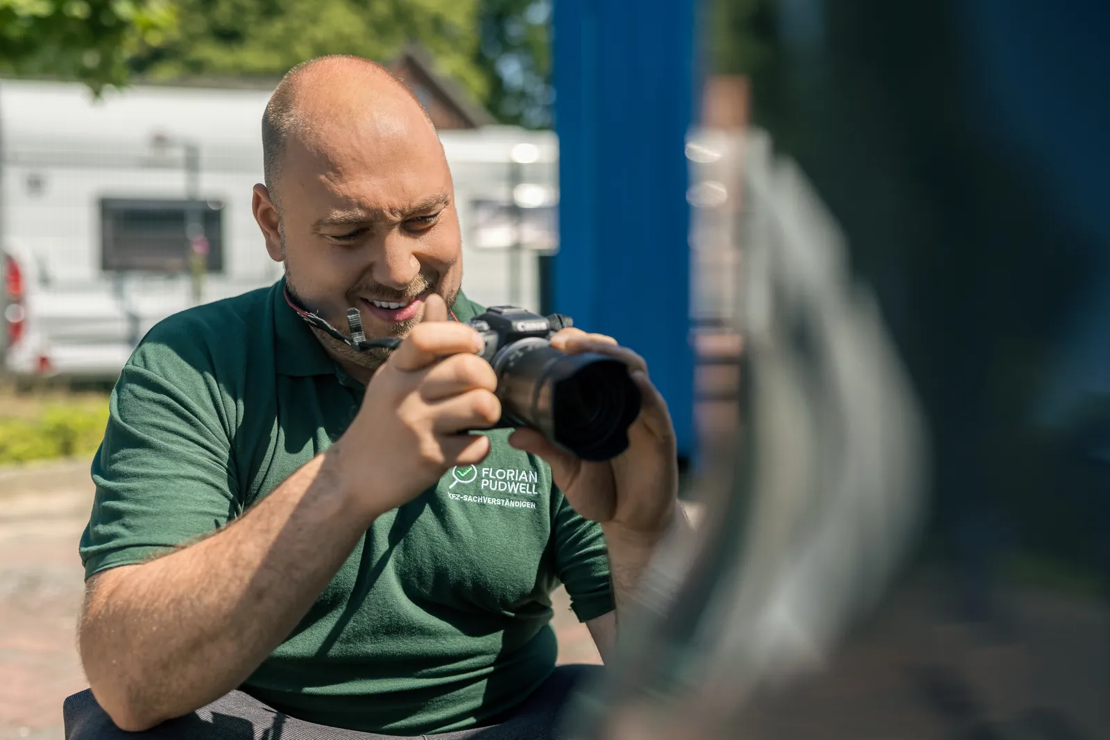 Florian Pudwell, KFZ-Gutachter für den Landkreis Lüneburg, fotografiert einen Schaden