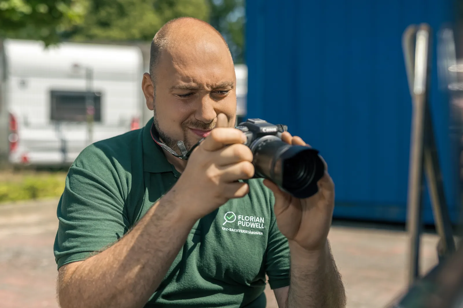 Florian Pudwell fotografiert einen Schaden für das Gutachten